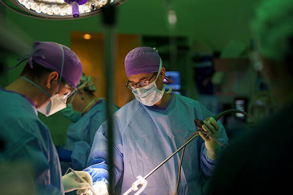 Cardiothoracic surgeons working in the operating room